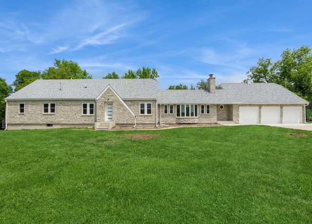 Property at 4390 E Broadway Ave, Des Moines, IA 50317, 6 beds, 4.5 baths