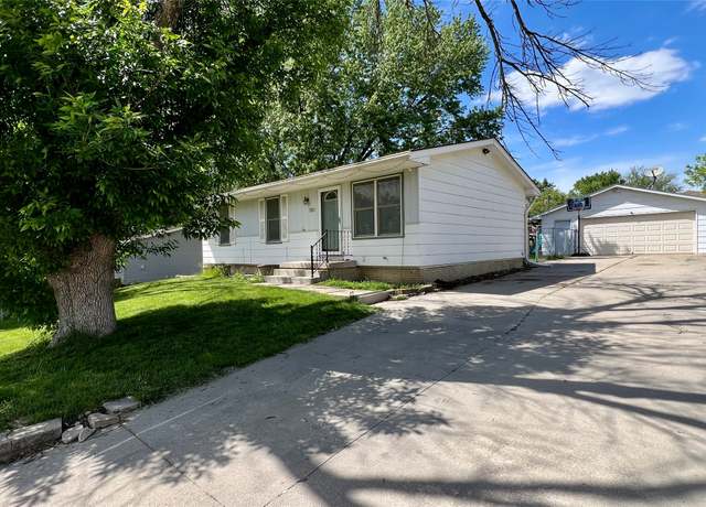 Property at 130 Greenfield Pkwy, Des Moines, IA 50320, 4 beds, 2 baths