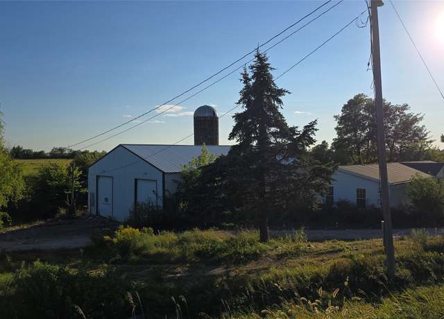 Property at 2740 61st St, Vinton, IA 52349, 3 beds, 2 baths
