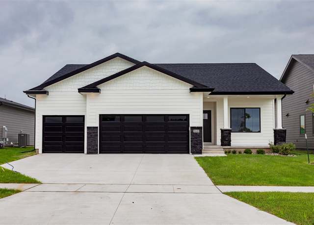 Property at 9445 NW 82nd Ave, Johnston, IA 50131, 4 beds, 3 baths