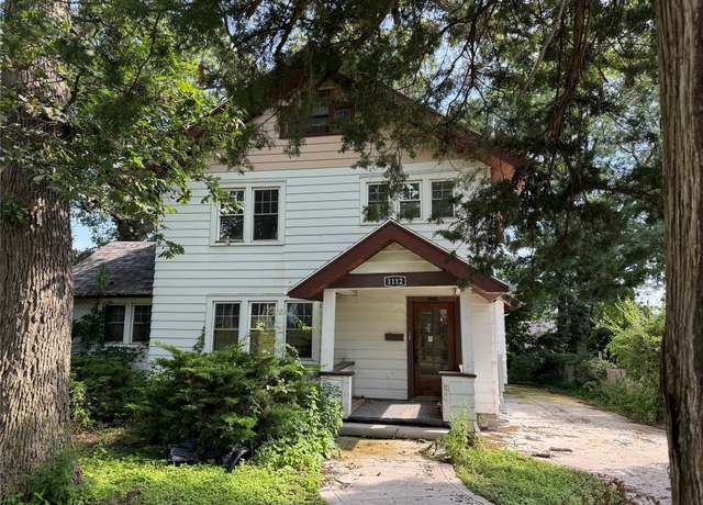 Property at 1112 Oak Park Ave, Des Moines, IA 50313, 4 beds, 3 baths