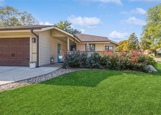 Property at 915 W 3rd St, Pella, IA 50219, 3 beds, 2.5 baths