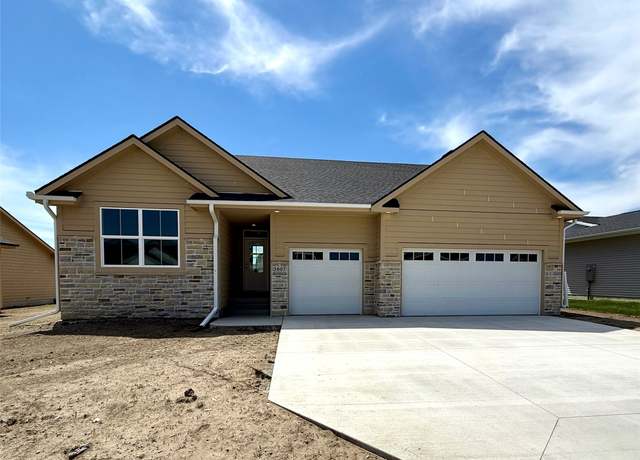 Property at 3607 NW 28th St, Ankeny, IA 50023, 3 beds, 2 baths