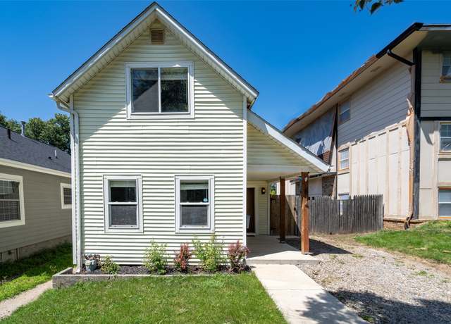 Property at 814 Lyon St, Des Moines, IA 50309, 2 beds, 1.5 baths