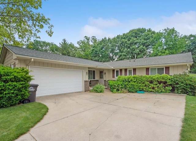 Property at 3218 Valdez Dr, Des Moines, IA 50310, 3 beds, 2 baths
