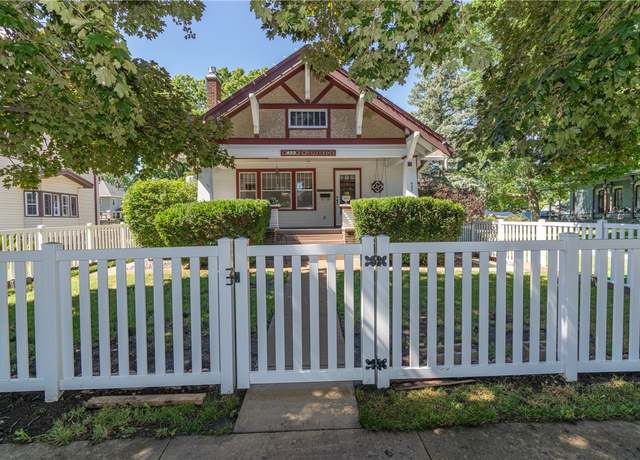 Property at 423 E Jefferson St, Winterset, IA 50273, 3 beds, 2 baths