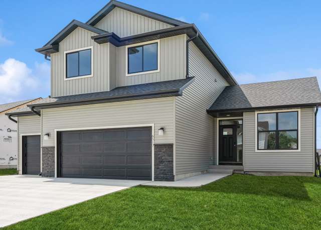 Property at 6517 NE George Ave, Pleasant Hill, IA 50327, 3 beds, 2.5 baths
