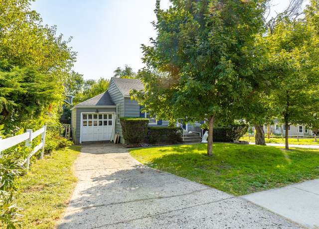 Property at 1129 57th St, Des Moines, IA 50311, 3 beds, 2 baths