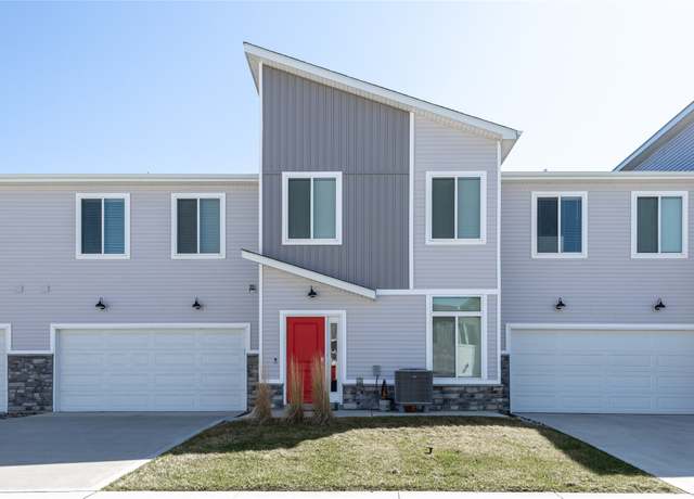 Property at 9570 Crestview Dr, West Des Moines, IA 50266, 3 beds, 2.5 baths