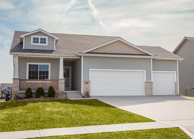 Property at 5419 165th St, Urbandale, IA 50323, 3 beds, 2 baths