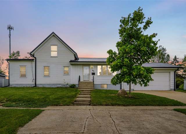 Property at 807 Center St, Grinnell, IA 50112, 3 beds, 1 bath