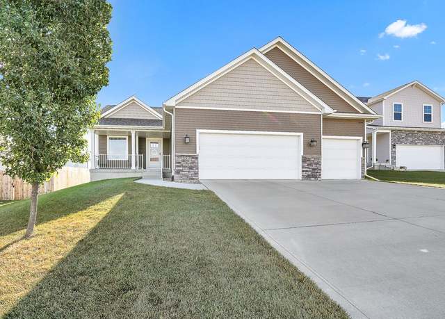 Property at 2317 E 50th St, Des Moines, IA 50317, 3 beds, 3 baths