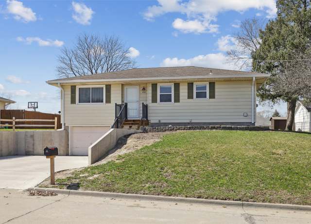 Property at 602 S 10th St, Adel, IA 50003, 2 beds, 1 bath