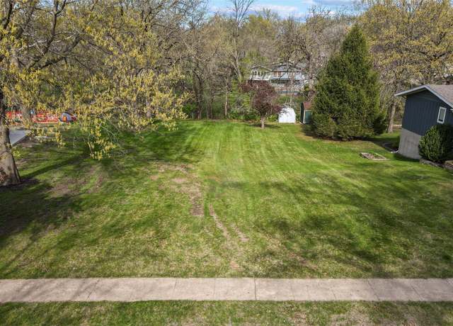 Property at 1318 Boone St, Pella, IA 50219