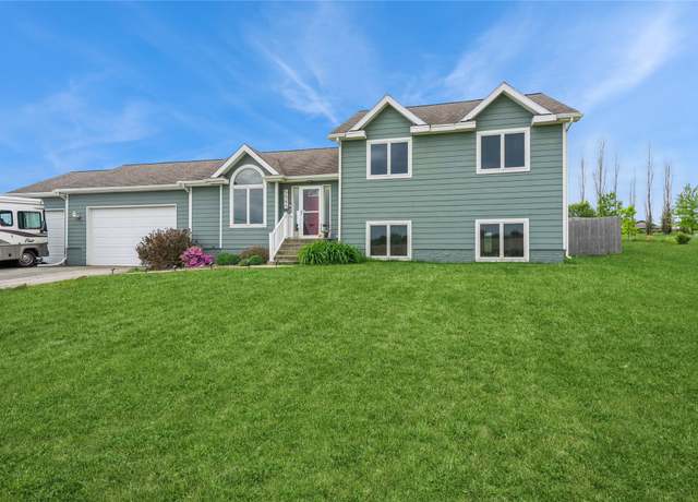 Property at 5545 E Douglas Ave, Des Moines, IA 50317, 3 beds, 2.5 baths