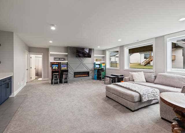 Property at 5010 147th St, Urbandale, IA 50323, 5 beds, 4 baths