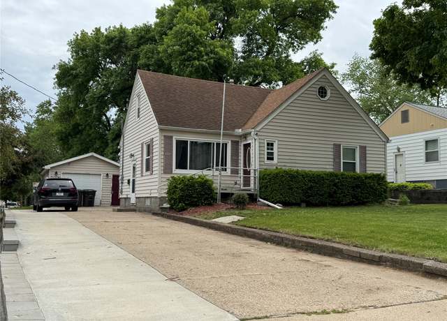 Property at 1300 Shawnee Ave, Des Moines, IA 50313, 4 beds, 2 baths