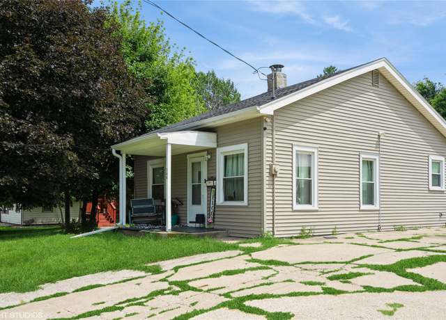 Property at 705 E Miller Ave, Des Moines, IA 50315, 3 beds, 1 bath