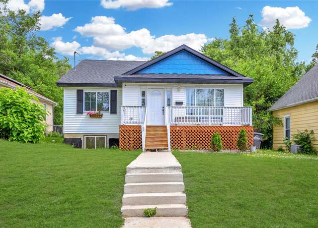 Property at 1908 E Walnut St, Des Moines, IA 50316, 3 beds, 2 baths