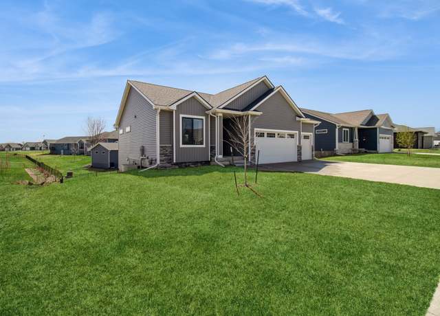 Property at 104 Meadowlark Dr, Monroe, IA 50170, 4 beds, 3 baths