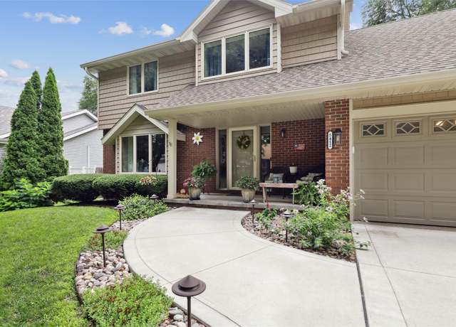 Property at 5412 Woodland Ave, West Des Moines, IA 50266, 4 beds, 2.5 baths