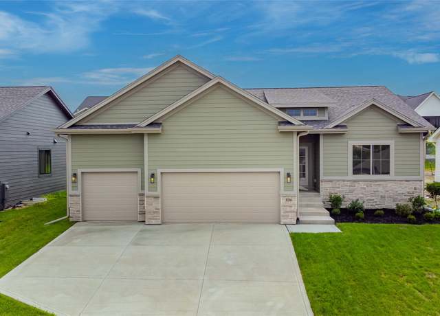Property at 1216 S 92nd St, West Des Moines, IA 50266, 4 beds, 3 baths