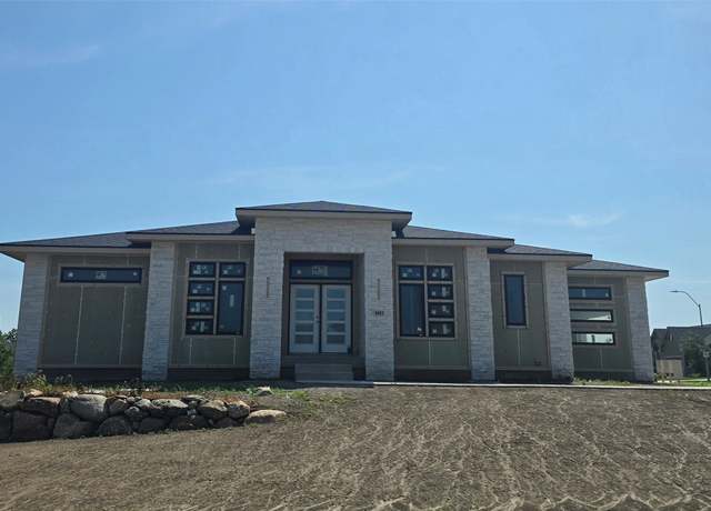 Property at 4611 Centennial Blvd, Urbandale, IA 50323, 4 beds, 4.5 baths