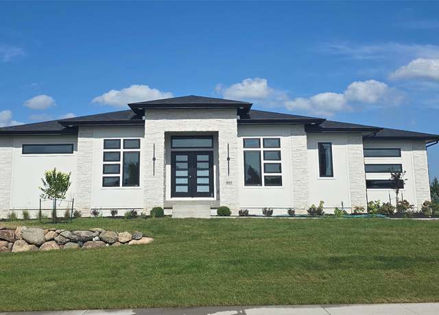 Property at 4611 Centennial Blvd, Urbandale, IA 50323, 4 beds, 4.5 baths