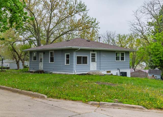 Property at 300 Diehl Ave, Des Moines, IA 50315, 3 beds, 2 baths