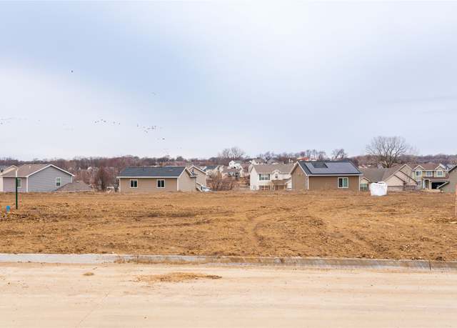 Property at 2910 Lake Hill Dr, Des Moines, IA 50320