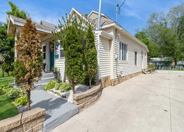 Property at 1273 E 18th St, Des Moines, IA 50316, 4 beds, 3.5 baths
