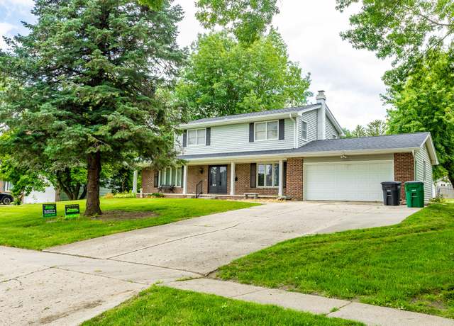 Property at 2908 Woodland Ave, West Des Moines, IA 50266, 5 beds, 2.5 baths