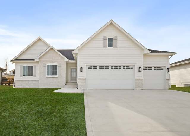Property at 660 Belmont Blvd, Waukee, IA 50263, 3 beds, 2 baths