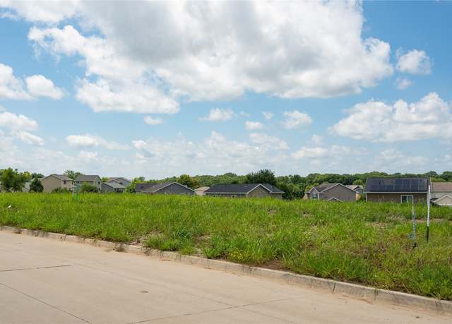 Property at 2914 Lake Hill Dr, Des Moines, IA 50320