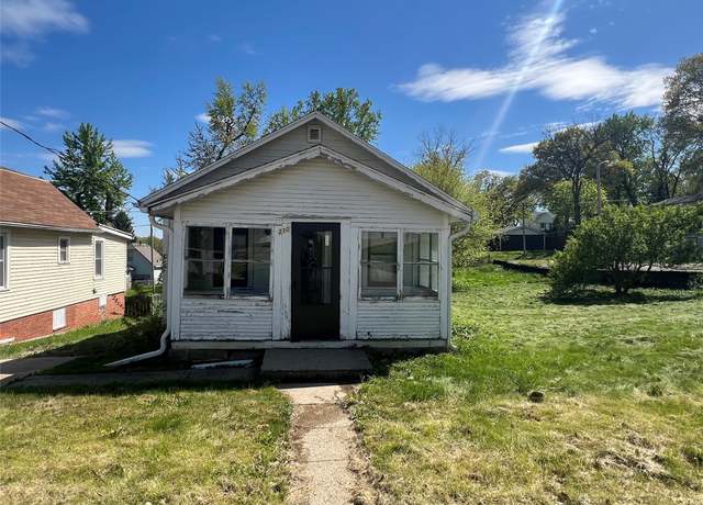 Property at 210 Fulton Dr, Des Moines, IA 50315, 2 beds, 1 bath
