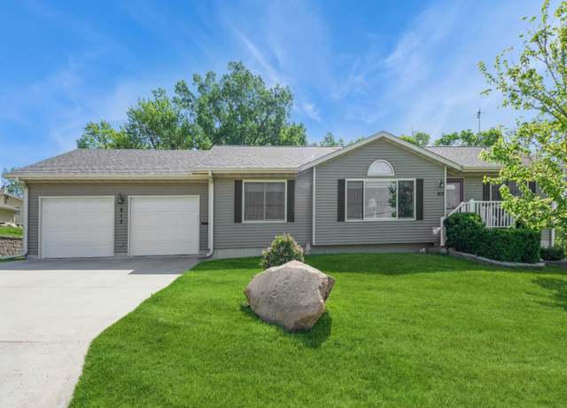 Property at 812 W 2nd St S, Newton, IA 50208, 4 beds, 3 baths