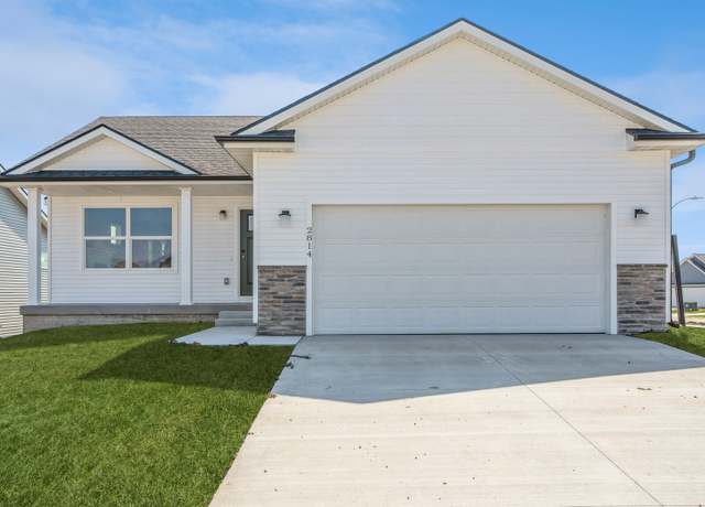 Property at 2814 22nd St SW, Altoona, IA 50009, 3 beds, 2 baths