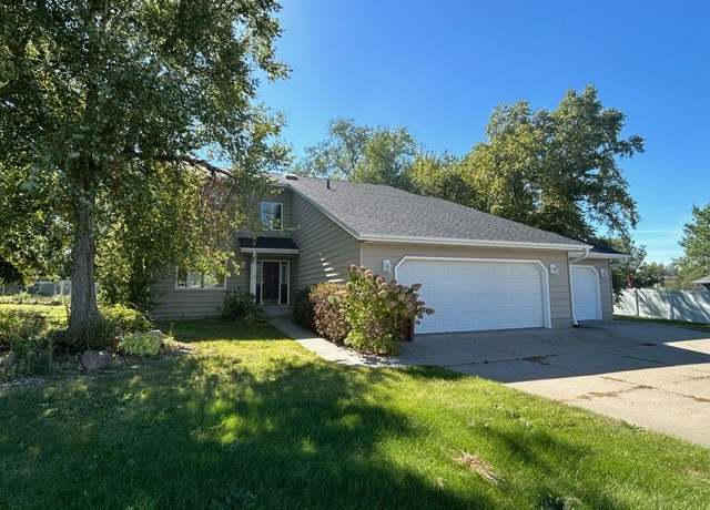 Property at 606 Mcdowell Cir, Grinnell, IA 50112, 4 beds, 3.5 baths