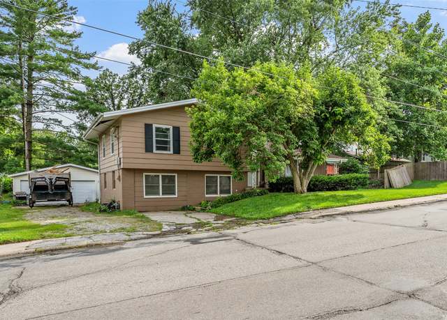 Property at 325 S 8th Ave W, Newton, IA 50208, 3 beds, 1.5 baths