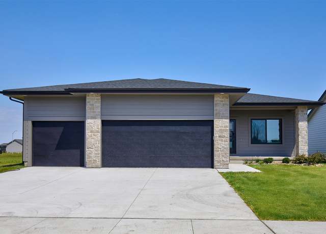 Property at 9513 NW 82nd Ave, Johnston, IA 50131, 4 beds, 3 baths