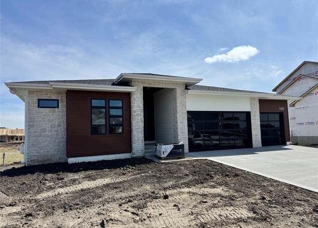 Property at 1410 NW Red Oak Dr, Waukee, IA 50263, 5 beds, 3.5 baths