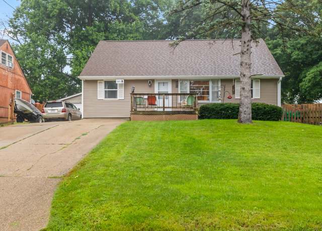 Property at 7407 SW 15th St, Des Moines, IA 50315, 4 beds, 2 baths