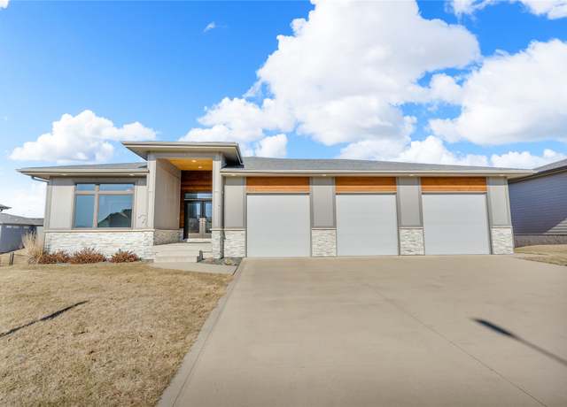 Property at 5212 NW 10th St, Ankeny, IA 50023, 5 beds, 3 baths