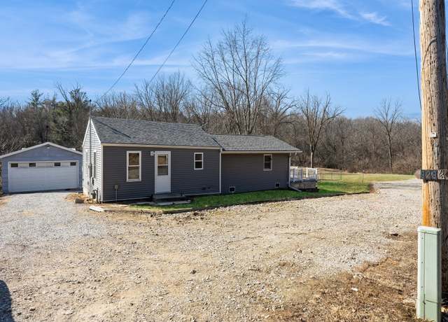 Property at 929 1/2 W 8th St N, Newton, IA 50208, 2 beds, 1 bath