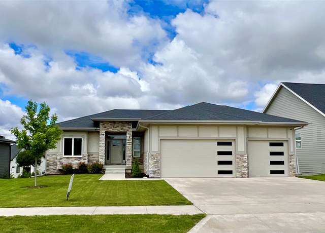 Property at 17595 Aurora Dr, Clive, IA 50325, 5 beds, 3 baths