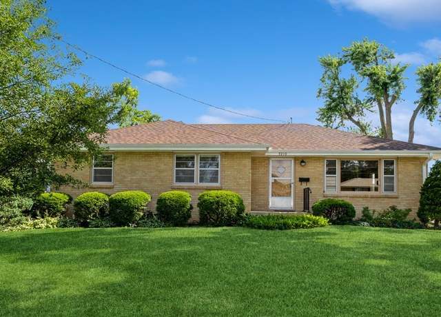 Property at 7210 Beechwood Dr, Urbandale, IA 50322, 3 beds, 2 baths