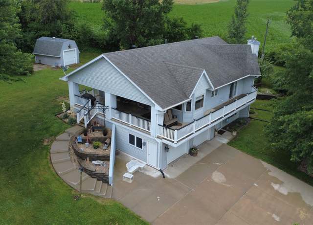 Property at 1460 South Shore Dr, Knoxville, IA 50138, 4 beds, 3 baths