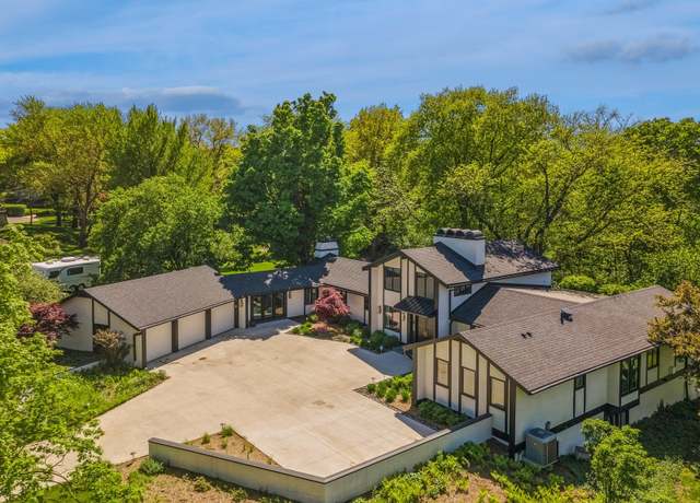 Property at 3708 Southern Hills Dr, Des Moines, IA 50321, 6 beds, 4.5 baths