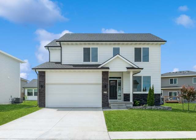 Property at 670 SE Drumlin Dr, Waukee, IA 50263, 4 beds, 2.5 baths