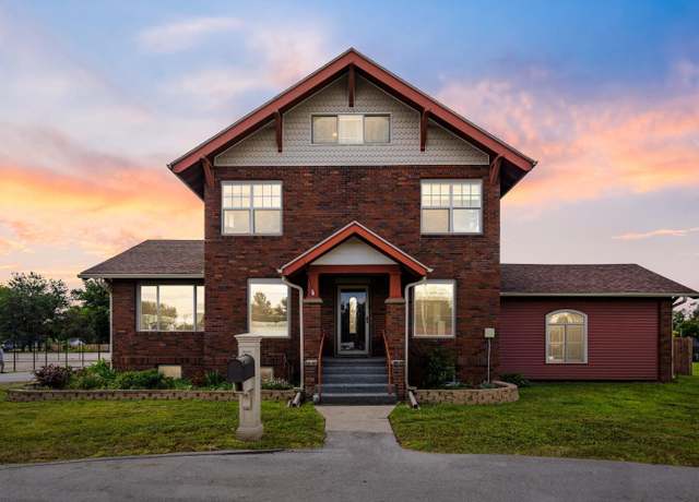 Property at 2009 1st Ave E, Newton, IA 50208, 4 beds, 3.5 baths